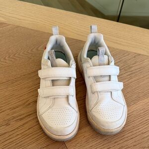 ON Running Roger White Kids' Sneakers with Velcro Straps